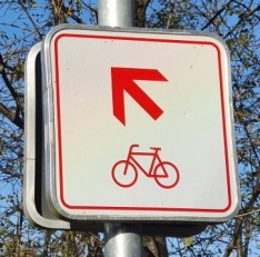 Rot-weißer Wegweiser auf dem Radverkehrsnetz NRW